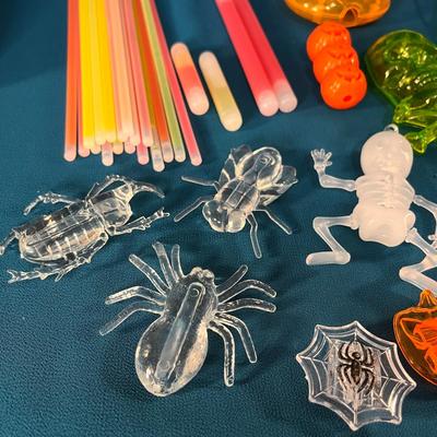 CHILDRENS HALLOWEEN PARTY FAVORS GLOW STICKS, MOST GLOW IN THE DARK