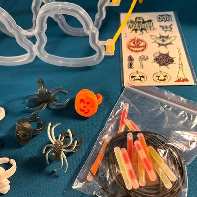 CHILDRENS HALLOWEEN PARTY FAVORS GLOW STICKS, MOST GLOW IN THE DARK
