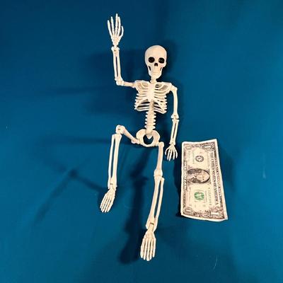 HANGING PLASTIC 3-D SKELETON BLACK EYES