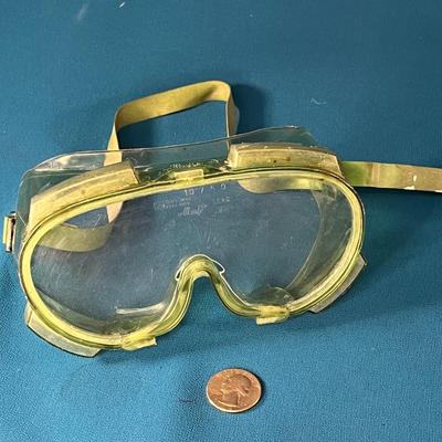 GREEN VINTAGE SWIM SCUBA GOGGLES 