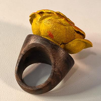 FUNKY WOOD-LIKE BIG FLOWER RING