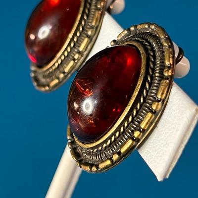 VINTAGE MAROON SWIRLY BUTTON STYLE EARRINGS