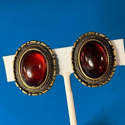 VINTAGE MAROON SWIRLY BUTTON STYLE EARRINGS