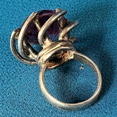 MYSTICAL FACETED GLASS STONE IN SWIRLED SILVER SETTING RING