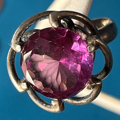 MYSTICAL FACETED GLASS STONE IN SWIRLED SILVER SETTING RING