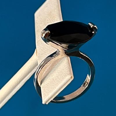SIMPLE STRIKING ROUND FACETED BLACK GLASS STONE IN SILVER TONE SETTING