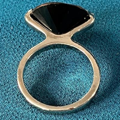 SIMPLE STRIKING ROUND FACETED BLACK GLASS STONE IN SILVER TONE SETTING