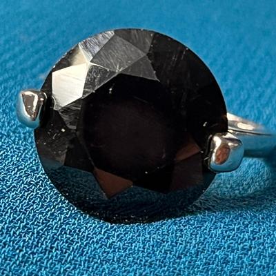 SIMPLE STRIKING ROUND FACETED BLACK GLASS STONE IN SILVER TONE SETTING