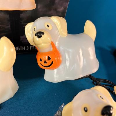 HALLOWEEN TRICK-OR-TREATING DOGS LAWN STAKES NEW IN BOX