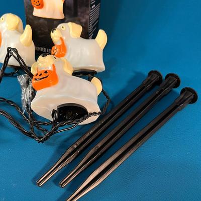 HALLOWEEN TRICK-OR-TREATING DOGS LAWN STAKES NEW IN BOX