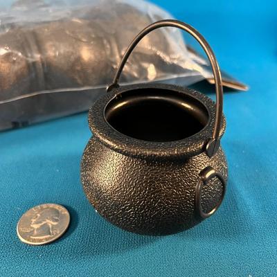 NEW IN PACKAGE 12 LITTLE WITCHâ€™S CAULDRONS TREAT CUPS 