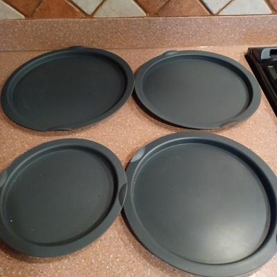 4 plates/lids