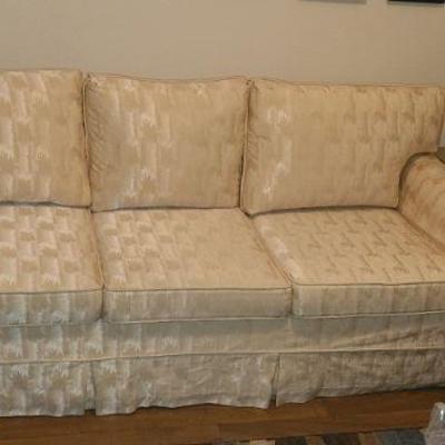 BEAUTIFUL CREAM COLORED COUCH 