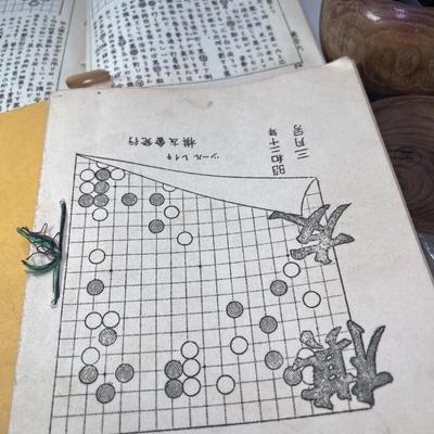 The Go Game Heavy tabletop wooden board with vintage black and white stones. Good ondition