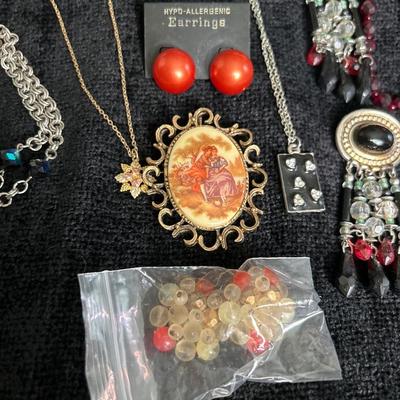 Necklaces, earrings & brooches