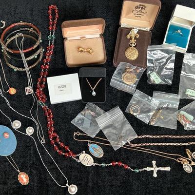 Lots of sets: necklaces, bracelets & earringsâ€¦