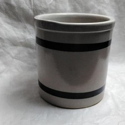 Roseville RRP Co. Utilitarian Crock