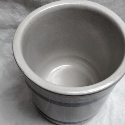 Roseville RRP Co. Utilitarian Crock