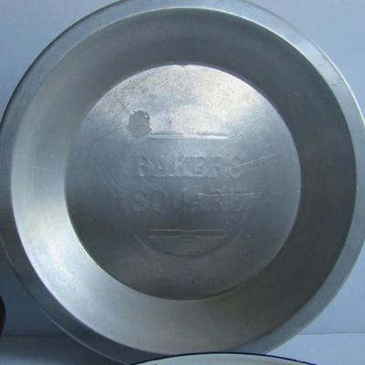 Lot 350: Misc Kitchenware, Enamelware, Bakers Secret Pan, More