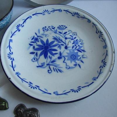 Lot 350: Misc Kitchenware, Enamelware, Bakers Secret Pan, More