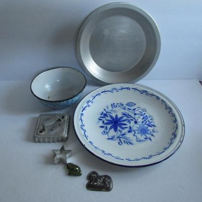 Lot 350: Misc Kitchenware, Enamelware, Bakers Secret Pan, More