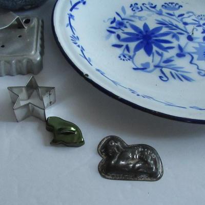 Lot 350: Misc Kitchenware, Enamelware, Bakers Secret Pan, More