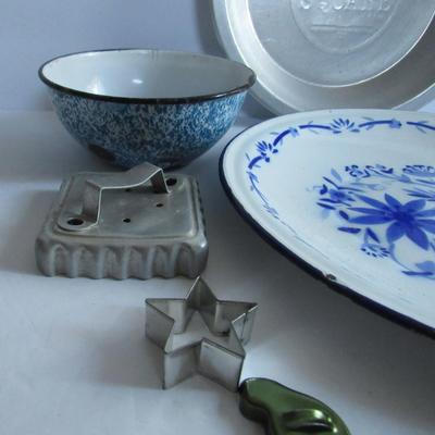 Lot 350: Misc Kitchenware, Enamelware, Bakers Secret Pan, More