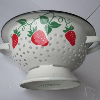 Lot 361: Fancy Decorative Colander