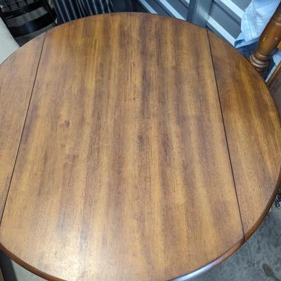American Folk Style L Hitchcock table with 4 chairs with floral stenciled decoration..