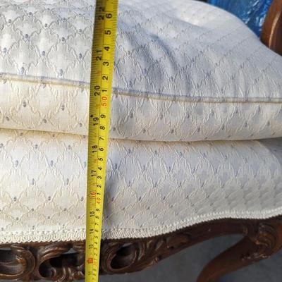 Very nice comfortable white chair
