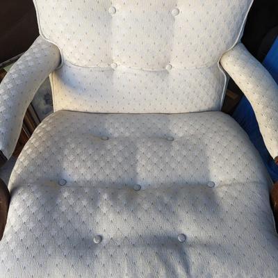Very nice comfortable white chair