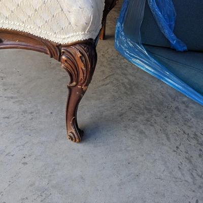 Very nice comfortable white chair