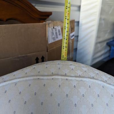 Very nice comfortable white chair