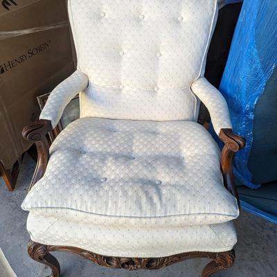 Very nice comfortable white chair