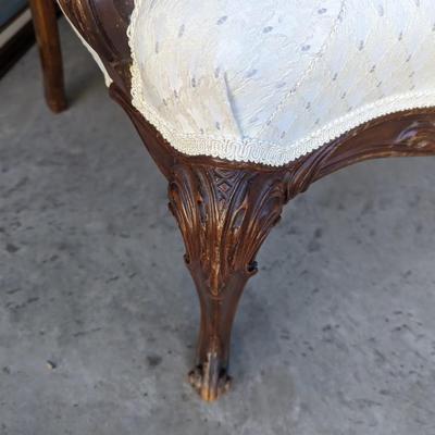 Very nice comfortable white chair