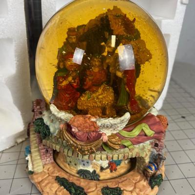 Grander Noel Collectible Musical Water Globe. NEW 
