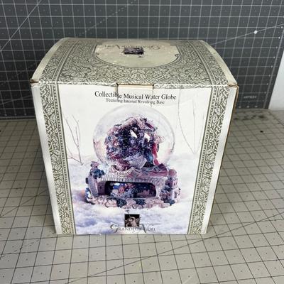Grander Noel Collectible Musical Water Globe. NEW 