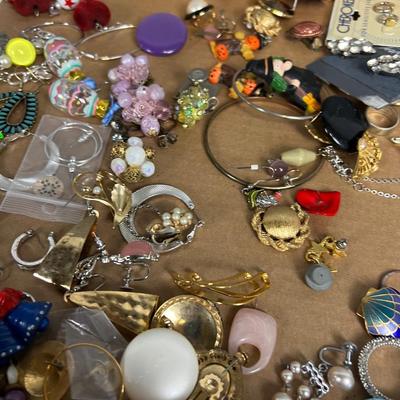 Tray of  Earrings, Costume Jewelry