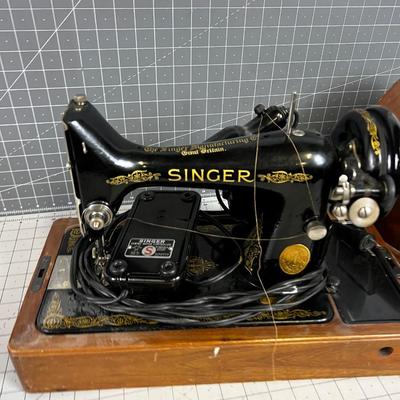 Vintage Portable Singer Sewing Machine w/wood Carrying Case-Cover