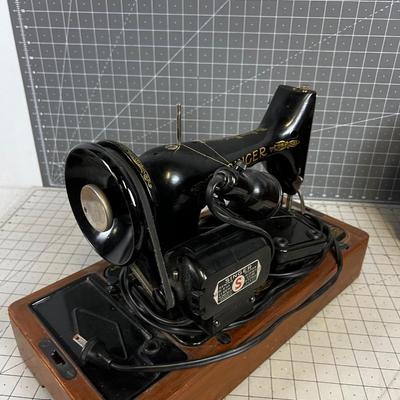 Vintage Portable Singer Sewing Machine w/wood Carrying Case-Cover
