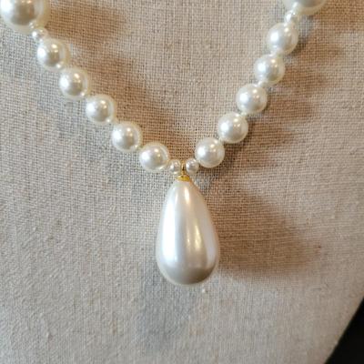 Pearl Necklaces, Bracelets, and Earrings (PB2-DW)