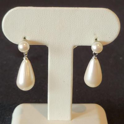 Pearl Necklaces, Bracelets, and Earrings (PB2-DW)