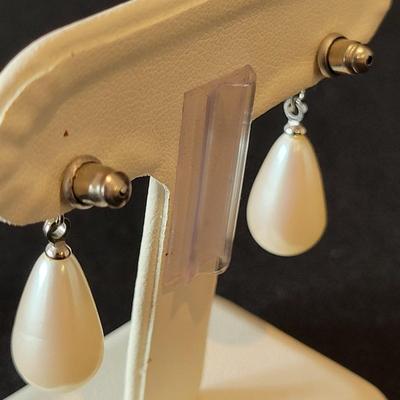 Pearl Necklaces, Bracelets, and Earrings (PB2-DW)