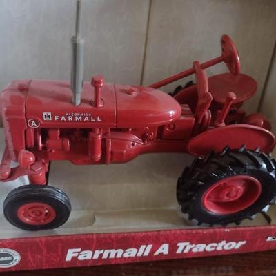 Ertl Farmall A Tractor Diecast 1/14 Scale in Original Box