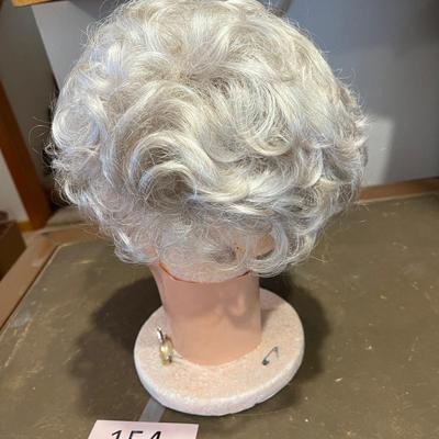 Head mannequin with wig