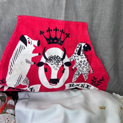 Vintage Aprons and fabrics, set of sheets