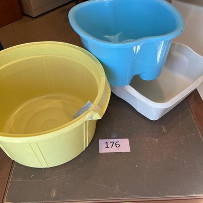 3 plastic buckets / tubs