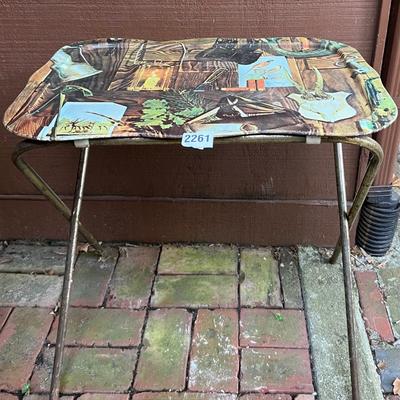 Folding table