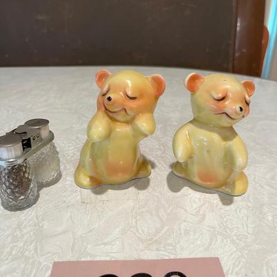 Hugging bears and travel Salt & Pepper