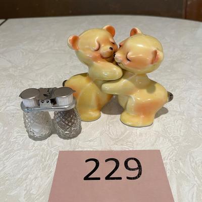 Hugging bears and travel Salt & Pepper